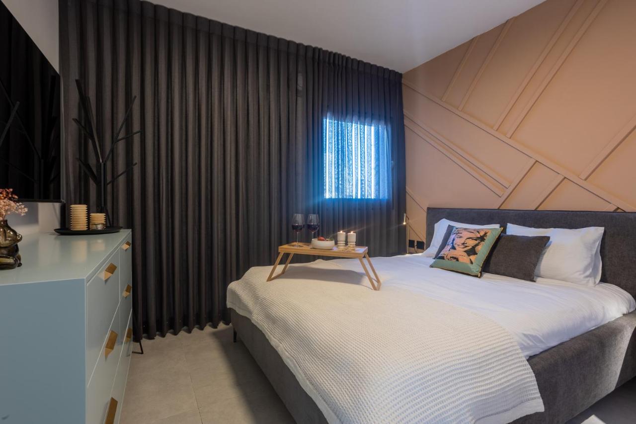 Yalarent Flora- Designed 1br Penthouse In Florentin Apartment Tel Aviv